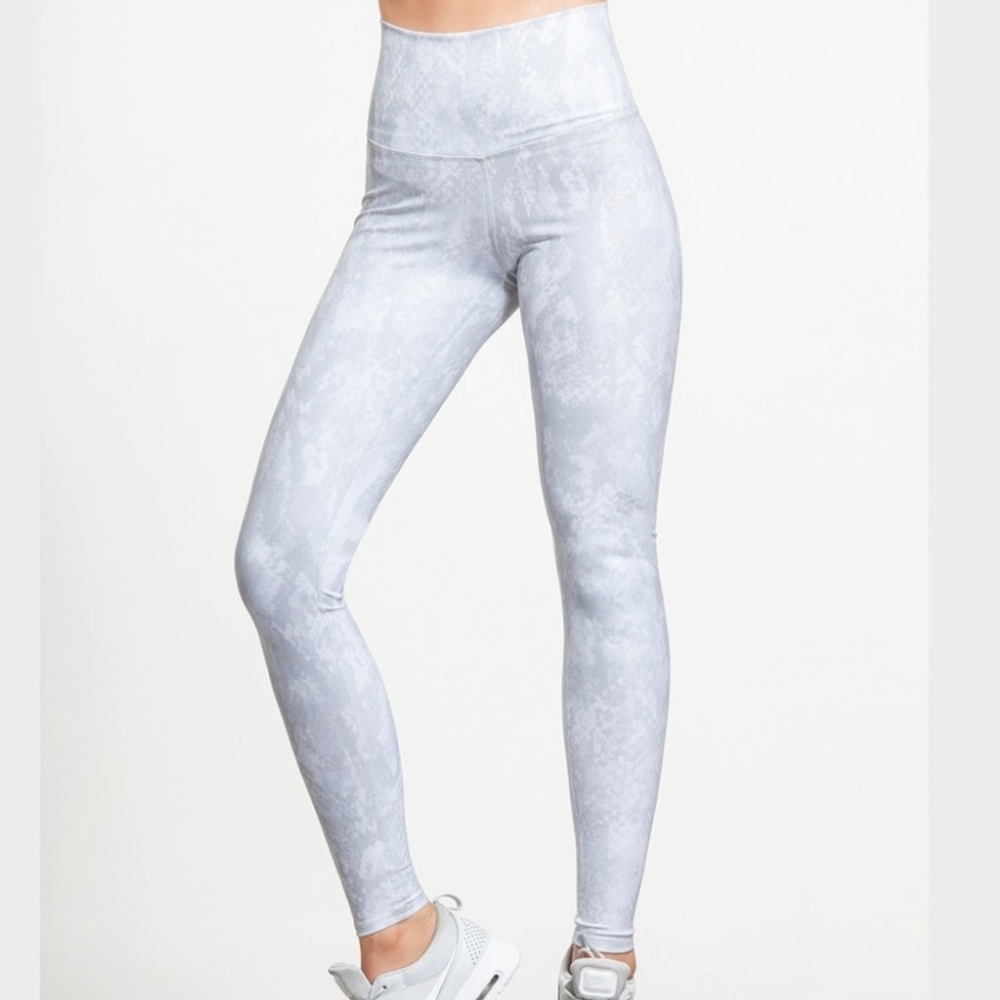 Alo Yoga High-Waist Airbrush Leggings in Vapor python Glossy